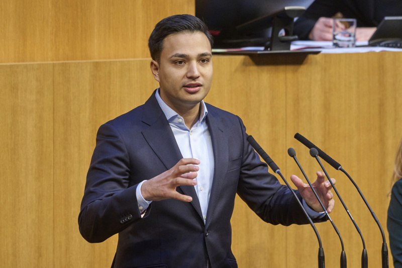 Am Rednerpult Klubobmann Yannik Shetty (NEOS)