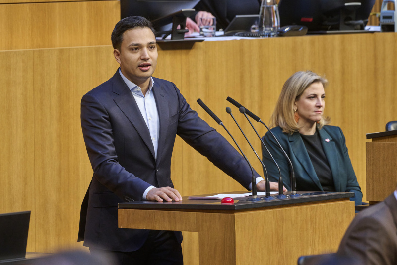 Am Rednerpult Klubobmann Yannik Shetty (NEOS)