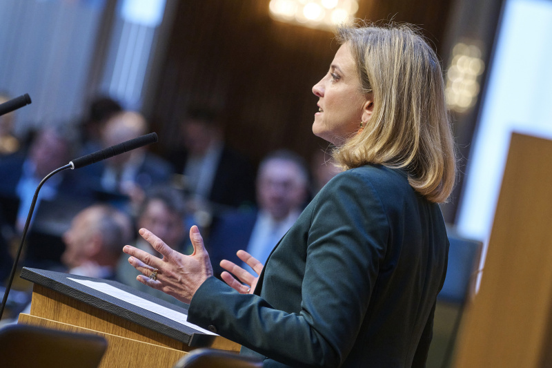 Am Rednerinnenpult Außenministerin Beate Meinl-Reisinger (NEOS)