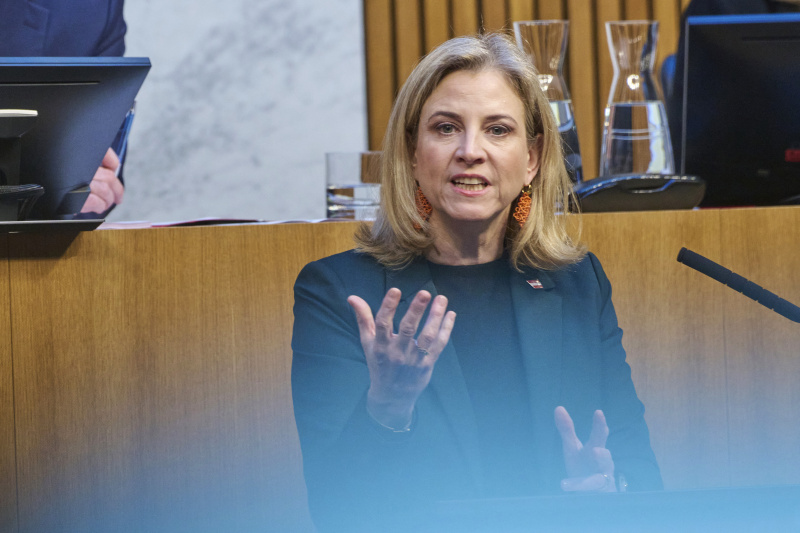 Am Rednerinnenpult Außenministerin Beate Meinl-Reisinger (NEOS)