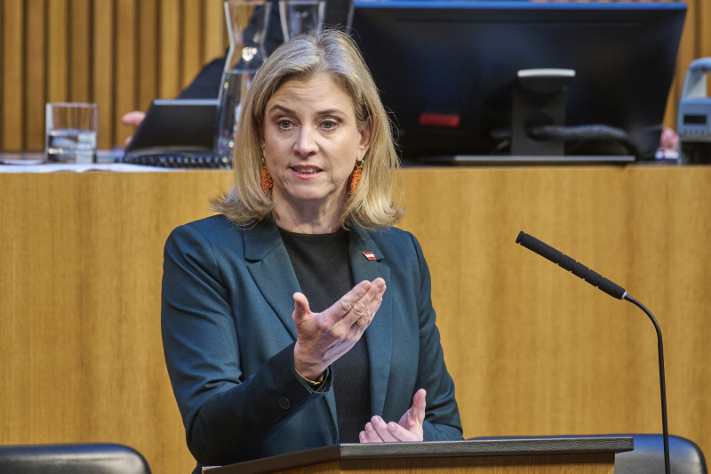 Am Rednerinnenpult Außenministerin Beate Meinl-Reisinger (NEOS)