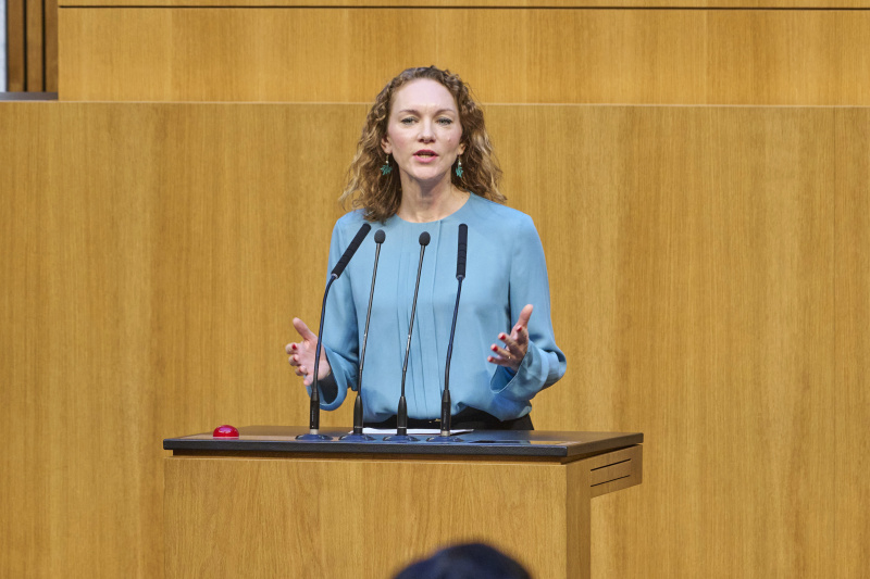Am Rednerinnenpult Nationalratsabgeordnete Pia Maria Wieninger (SPÖ)