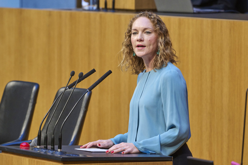 Am Rednerinnenpult Nationalratsabgeordnete Pia Maria Wieninger (SPÖ)