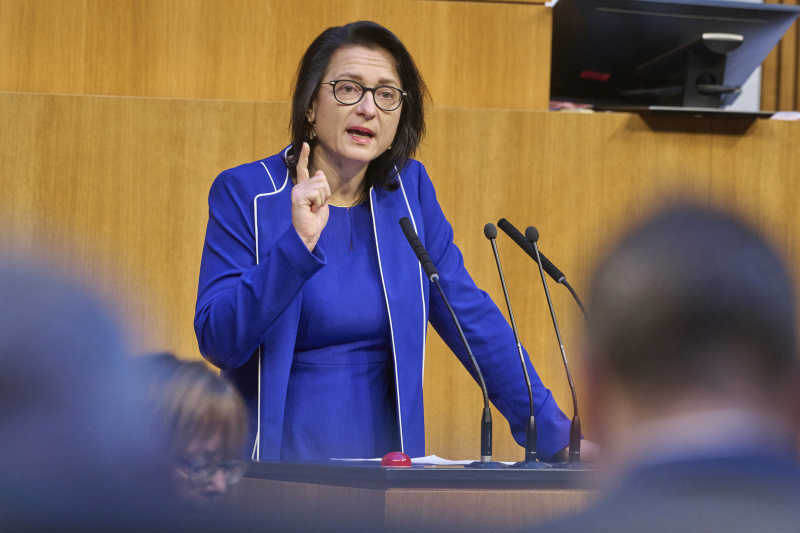 Am Rednerinnenpult Nationalratsabgeordnete Gudrun Kugler (ÖVP)