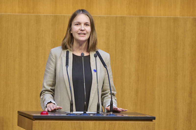 Am Rednerinnenpult Europaabgeordnete Anna Stürgkh (NEOS)