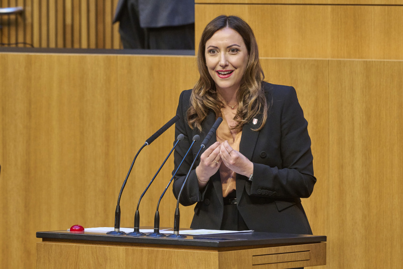 Am Rednerinnenpult Europaabgeordnete Petra Steger (FPÖ)