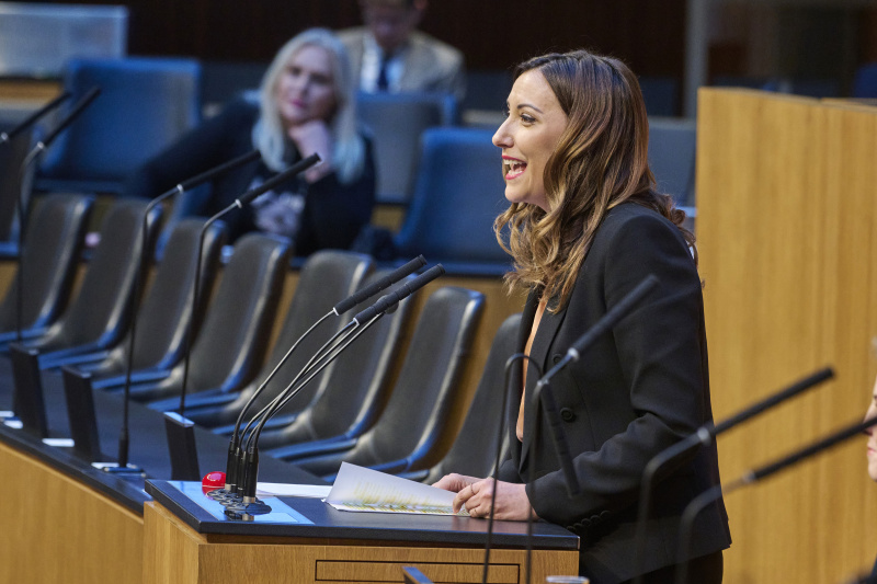Am Rednerinnenpult Europaabgeordnete Petra Steger (FPÖ)