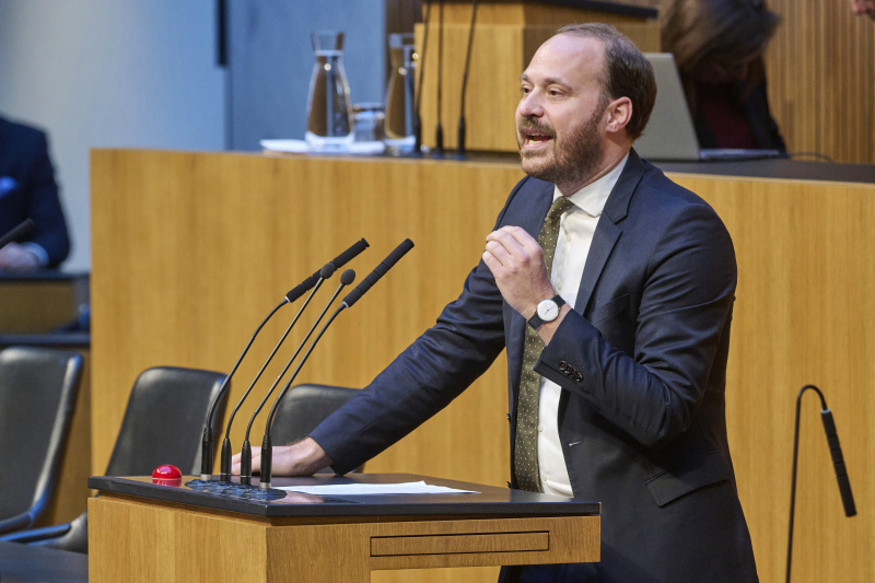Am Rednerpult Nationalratsabgeordneter Nikolaus Scherak (NEOS)