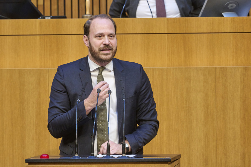 Am Rednerpult Nationalratsabgeordneter Nikolaus Scherak (NEOS)