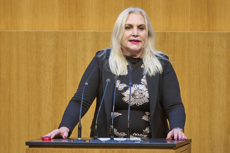 Am Rednerinnenpult Europaabgeordnete Angelika Winzig (ÖVP)