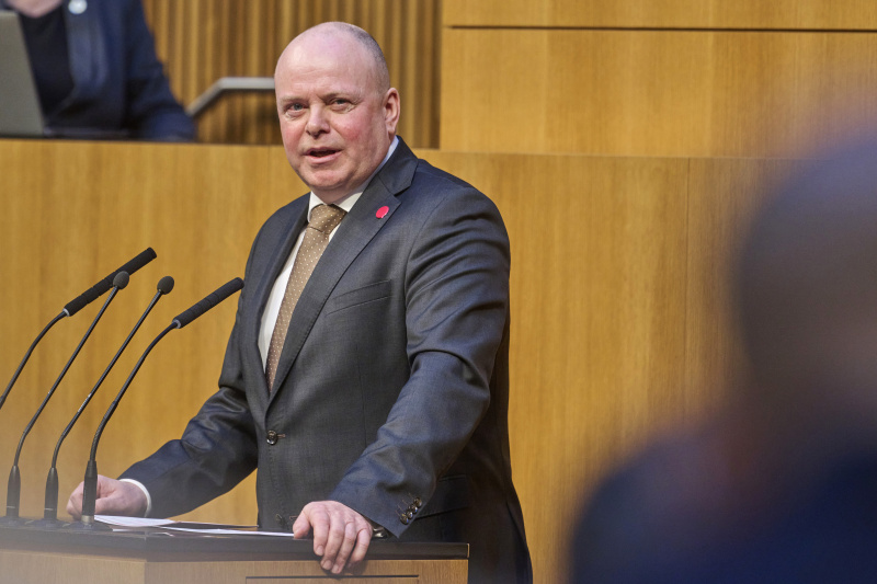 Am Rednerpult Nationalratsabgeordneter Markus Hofer (NEOS)