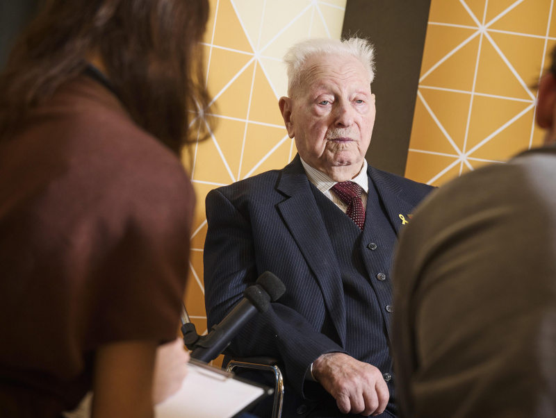 Zeitzeuge Erich Finsches im Gespräch mit Schülerinnen und Schülern