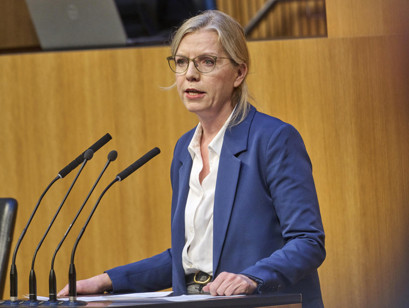 Am Rednerinnenpult Klubobfrau Leonore Gewessler (GRÜNE)