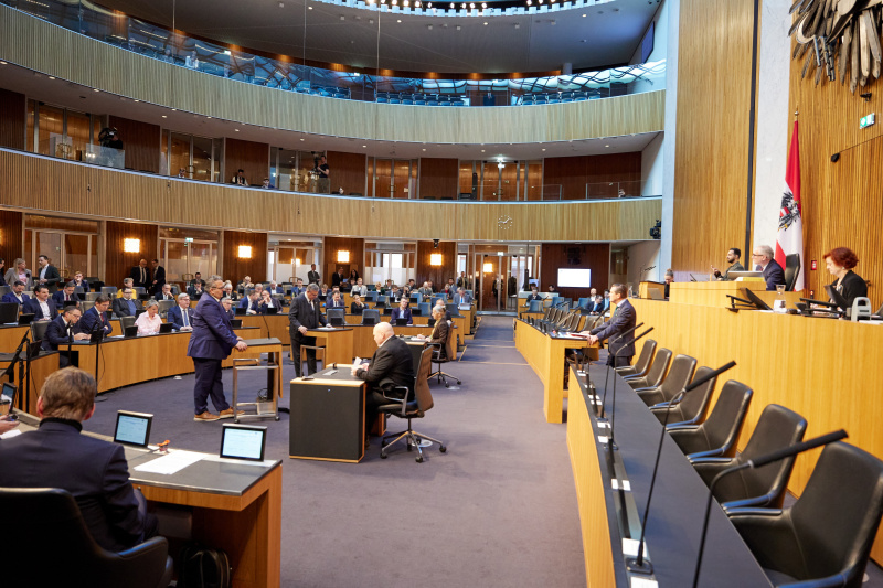 Am Rednerpult: Nationalratsabgeordneter Gerhard Deimek (FPÖ) (links)