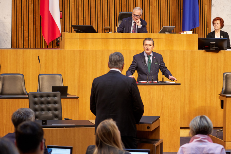 Am Rednerpult: Infrastrukturminister Peter Hanke (SPÖ)