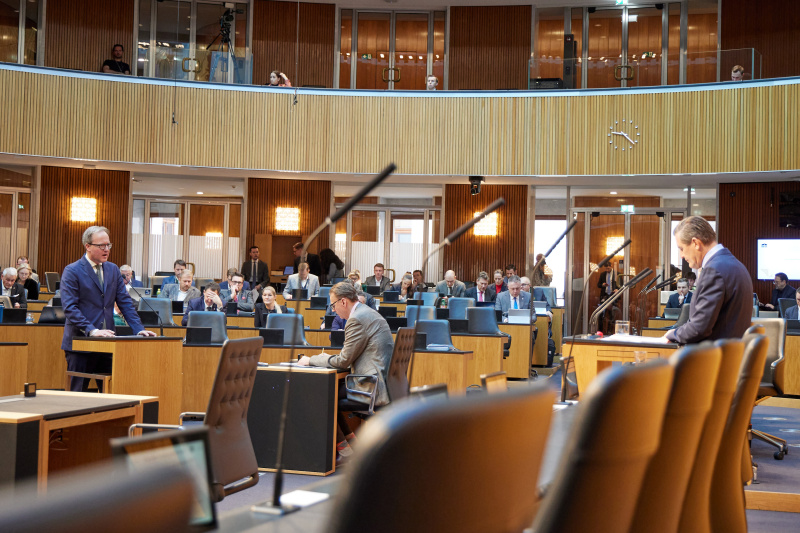 Am Rednerpult: Nationalratsabgeordneter Dominik Oberhofer (NEOS) (links)