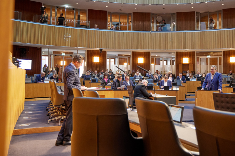 Am Rednerpult: Nationalratsabgeordneter Klaus Mair (ÖVP) (rechts)