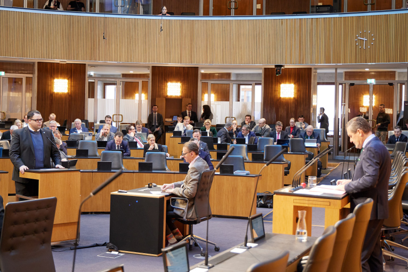 Am Rednerpult: Nationalratsabgeordneter Thomas Elian (ÖVP) (links)