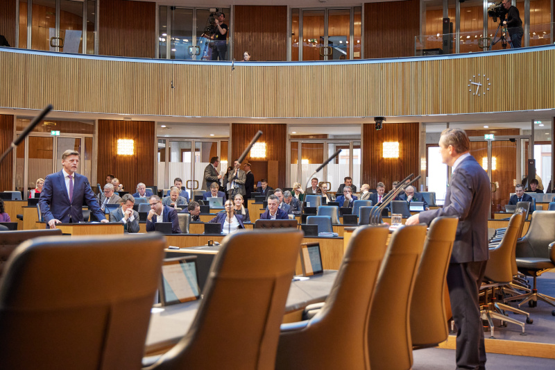 Am Rednerpult: Nationalratsabgeordneter Veit Valentin Dengler (NEOS) (links)