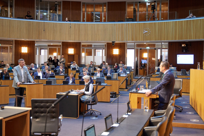 Am Rednerpult: Nationalratsabgeordneter Andreas Haitzer (SPÖ) (links)