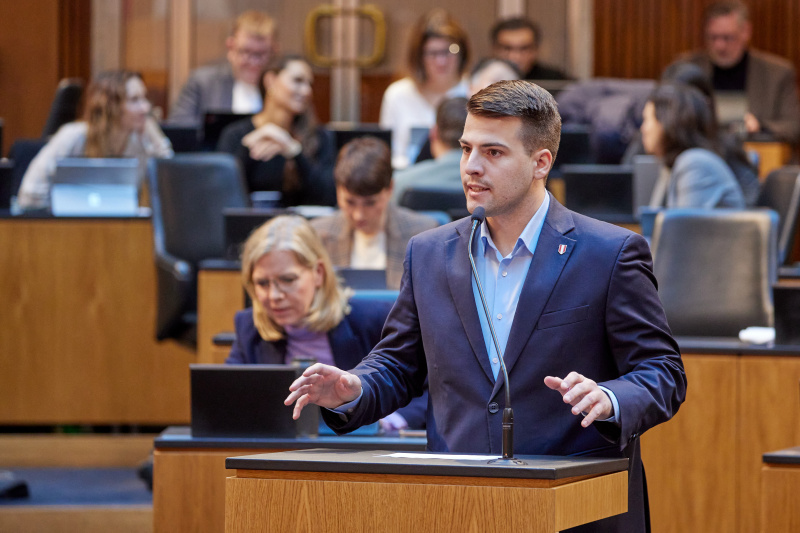 Am Rednerpult: Nationalratsabgeordneter Manuel Litzke (FPÖ)