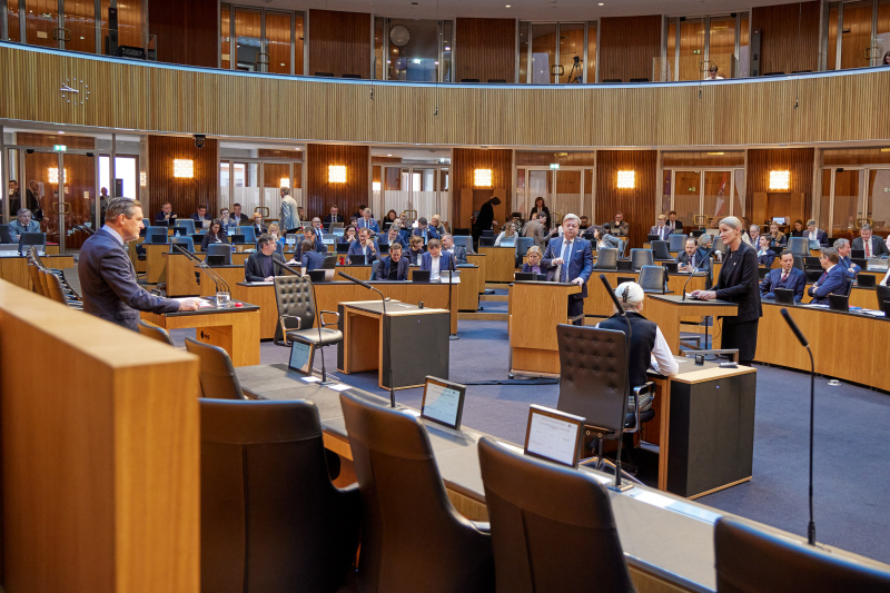 Am Rednerinnenpult: Nationalratsabgeordnete Irene Eisenhut (FPÖ) (rechts)