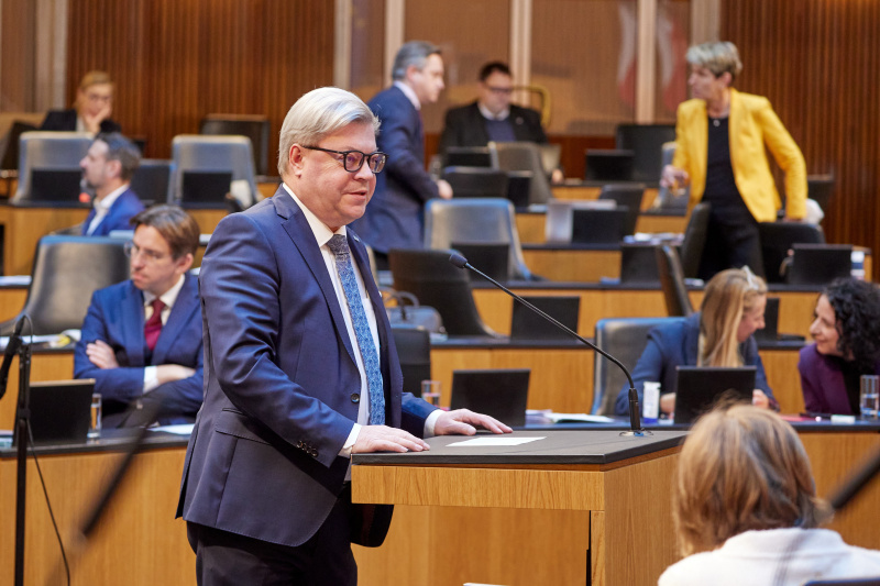 Am Rednerpult: Nationalratsabgeordneter Harald Servus (ÖVP)