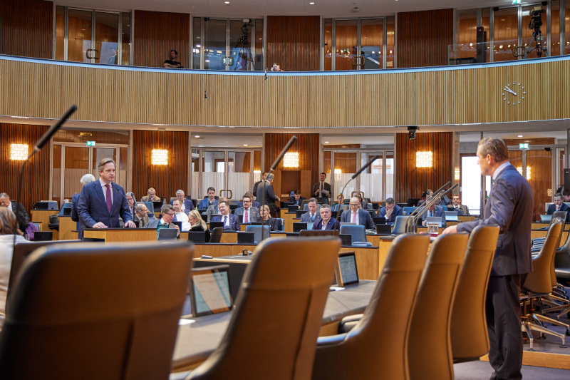 Am Rednerpult: Nationalratsabgeordneter Johannes Schmuckenschlager (ÖVP) (links)