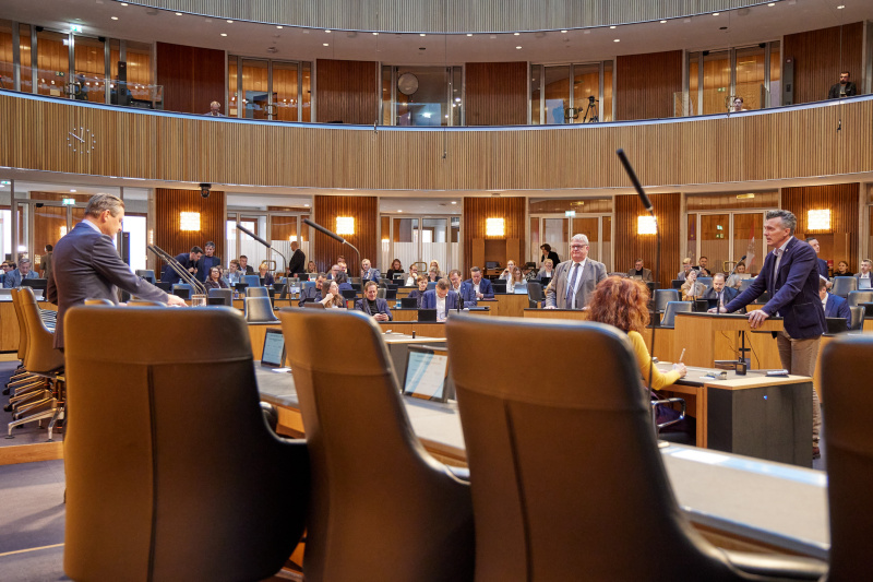 Am Rednerpult: Nationalratsabgeordneter Gernot Darmann (FPÖ) (rechts)