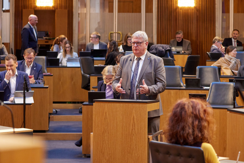 Am Rednerpult: Nationalratsabgeordneter Maximilian Linder (FPÖ)