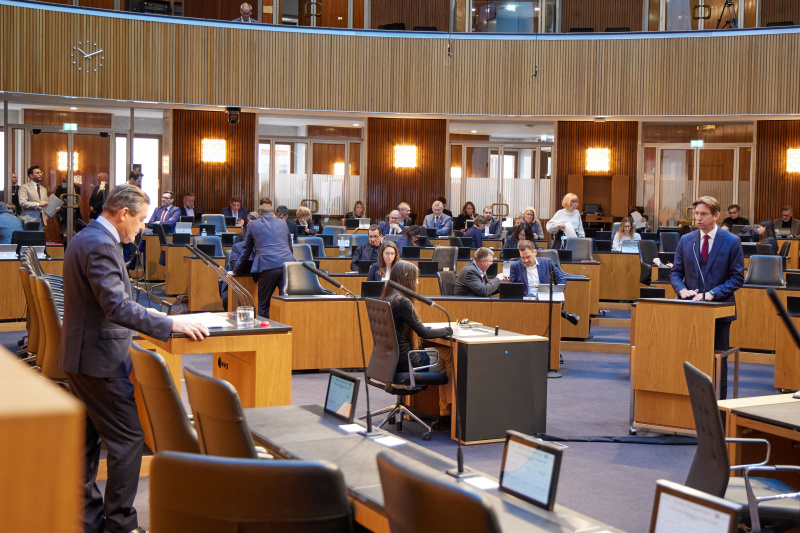 Am Rednerpult: Nationalratsabgeordneter Joachim Schnabel (ÖVP) (rechts)