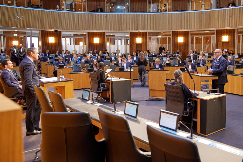 Am Rednerpult: Nationalratsabgeordneter Alois Schroll (SPÖ) (rechts)
