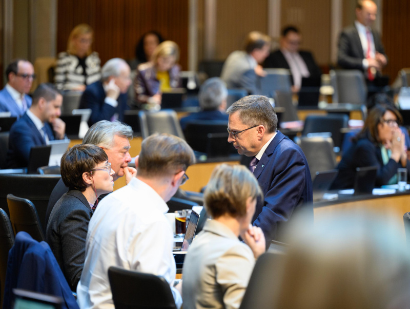 Nationalratsabgeordneter August Wöginger (ÖVP) im Gespräch mit Natonalratsabgeordneter Sigrid Maurer (GRÜNE)