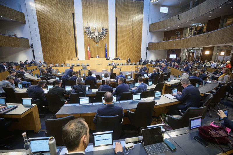 Sitzungseröffnung durch Nationalratspräsident Walter Rosenkranz (FPÖ). Blick ins Plenum