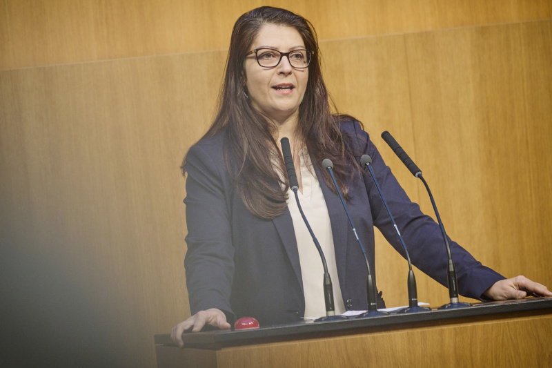 Am Rednerinnenpult Nationalratsabgeordnete Muna Duzdar (SPÖ)