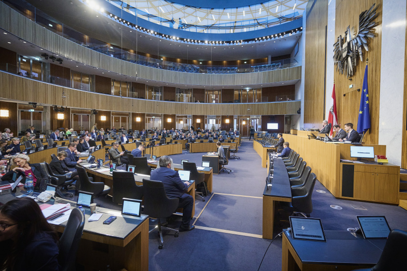 Blick Richtung Sitzungsteilnehmerinnen und -teilnehmer