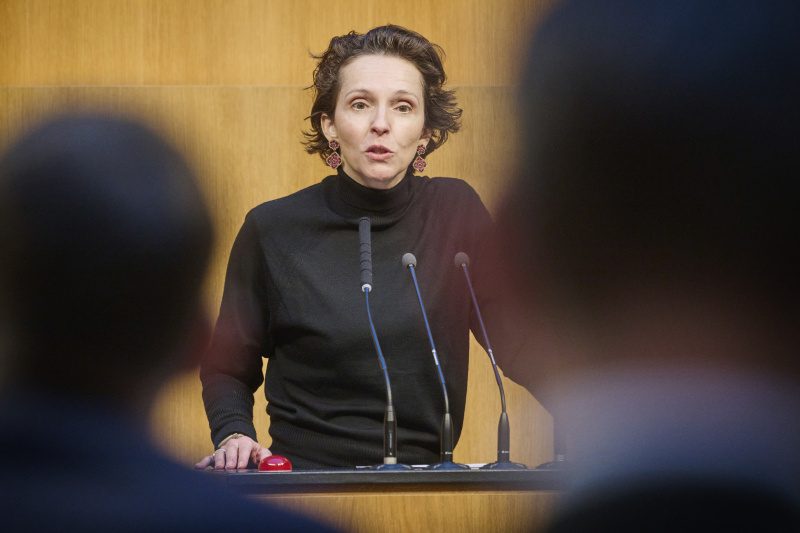 Am Rednerinnenpult Nationalratsabgeordnete Martina von Künsberg Sarre (NEOS)