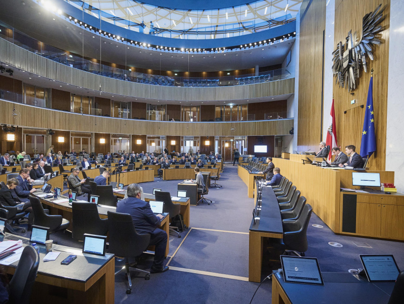 Blick Richtung Sitzungsteilnehmerinnen und -teilnehmer