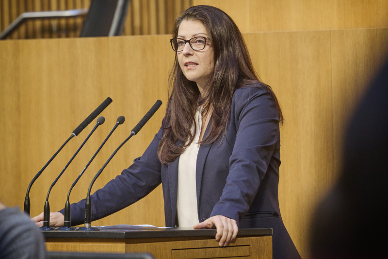 Am Rednerinnenpult Nationalratsabgeordnete Muna Duzdar (SPÖ)