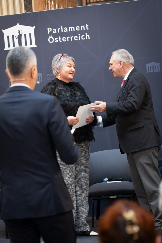 Überreichung der Urkunden durch Nationalratspräsident Walter Rosenkranz (FPÖ). Preisträgerin Regionsmanagement Osttirol Gina Streit