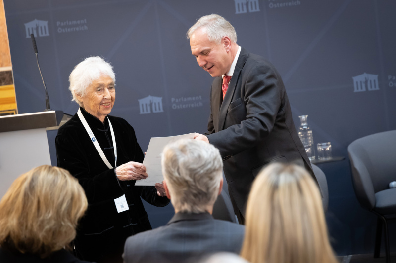 Überreichung der Urkunden durch Nationalratspräsident Walter Rosenkranz (FPÖ). Preisträgerin Journalistin Barbara Coudenhove-Kalergi
