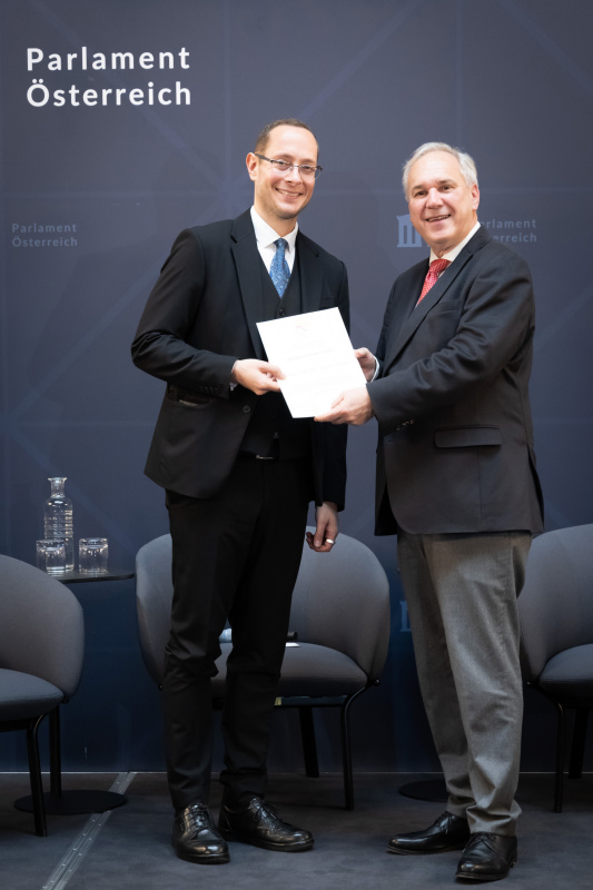 Überreichung der Urkunden durch Nationalratspräsident Walter Rosenkranz (FPÖ). Preisträger Universitätsprofessor für Law and Governance und Leiter des Fachbereichs Global Governance Jürgen Pirker