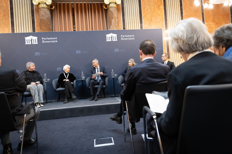 Podiumsgespräch mit Preisträgerinnen und Preisträgern. Von rechts: Universitätsprofessor für Law and Governance und Leiter des Fachbereichs Global Governance Jürgen Pirker, Universitätsprofessorin für Politik & Geschlecht, Diversität & Gleichheit Zoe Lefkofridi,  Sprecher der Parlamentsdirektion Karl-Heinz Grundböck, Journalistin Barbara Coudenhove-Kalergi, Regionsmanagement Osttirol Gina Streit