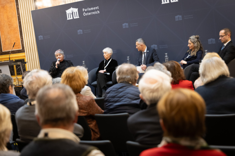 Podiumsgespräch mit Preisträgerinnen und Preisträgern. Von rechts: Universitätsprofessor für Law and Governance und Leiter des Fachbereichs Global Governance Jürgen Pirker, Universitätsprofessorin für Politik & Geschlecht, Diversität & Gleichheit Zoe Lefkofridi,  Sprecher der Parlamentsdirektion  Karl-Heinz Grundböck, Journalistin Barbara Coudenhove-Kalergi, Regionsmanagement Osttirol Gina Streit