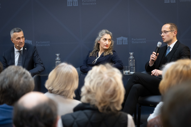 Podiumsgespräch mit Preisträgerinnen und Preisträgern. Von rechts: Universitätsprofessor für Law and Governance und Leiter des Fachbereichs Global Governance Jürgen Pirker, Universitätsprofessorin für Politik & Geschlecht, Diversität & Gleichheit Zoe Lefkofridi, Sprecher der Parlamentsdirektion Karl-Heinz Grundböck