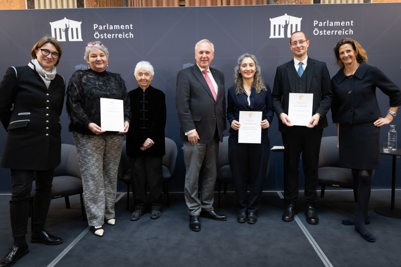 Gruppenfoto. Von links: Journalistin ElisabethTotzauer, Regionsmanagement Osttirol Gina Streit, Journalistin Barbara Coudenhove-Kalergi, Nationalratspräsident Walter Rosenkranz (FPÖ), Universitätsprofessorin für Politik & Geschlecht, Diversität & Gleichheit Zoe Lefkofridi, Universitätsprofessor für Law and Governance und Leiter des Fachbereichs Global Governance Jürgen Pirker, Dekanin der Rechtswissenschaftlichen Fakultät Brigitta Zöchling-Jud