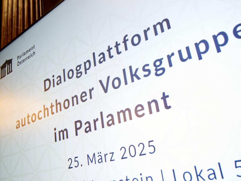 Hinweistafel. Dialogplattform autochthoner Volksgruppen 2025