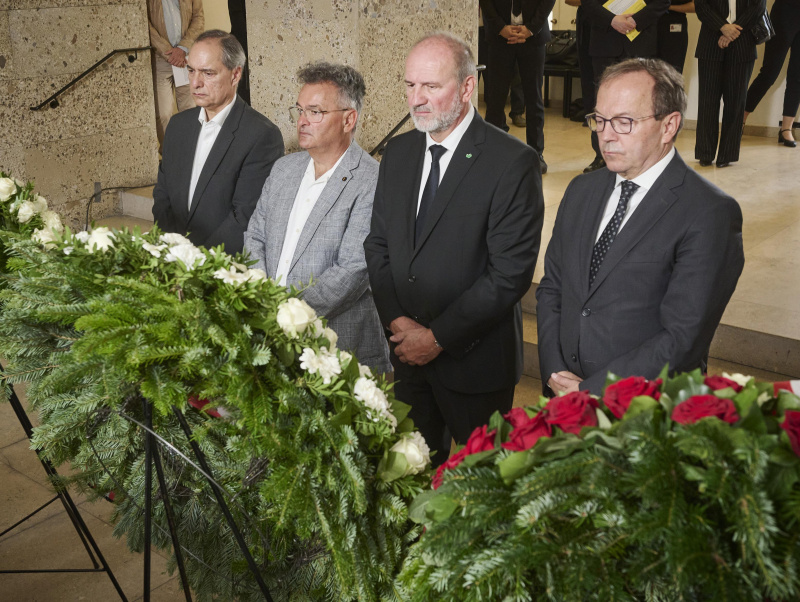 Von links: stellvertretende Vorsitzende des Volksgruppenbeirats Andreas Sarközi, Vorsitzende des Volksgruppenbeirats Emmerich Gärtner-Horvath, Bundesratspräsident Peter Samt (FPÖ), Zweiter Nationalratspräsident Peter Haubner (ÖVP)
