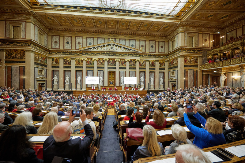 Eröffnungsworte Nationalratspräsident Walter Rosenkranz (FPÖ). Blick ins Publikum