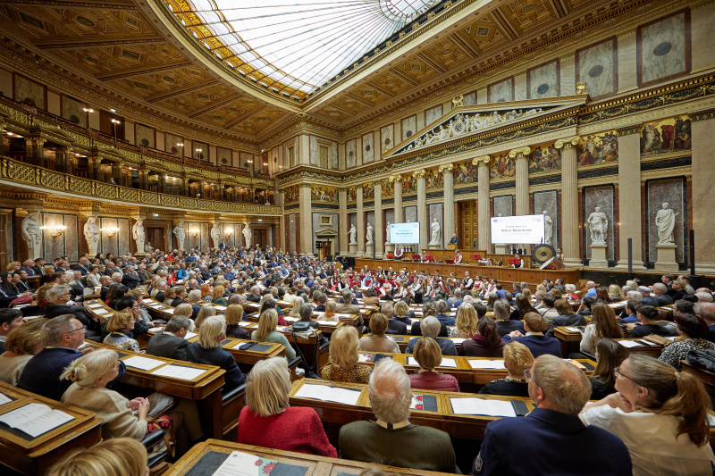 Eröffnungsworte Nationalratspräsident Walter Rosenkranz (FPÖ). Blick ins Publikum